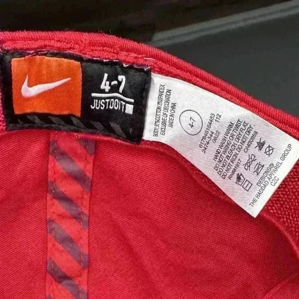 Nike Child’s Hat Red With Swoosh White Logo, Size 4-7 Kids - Picture 6 of 6